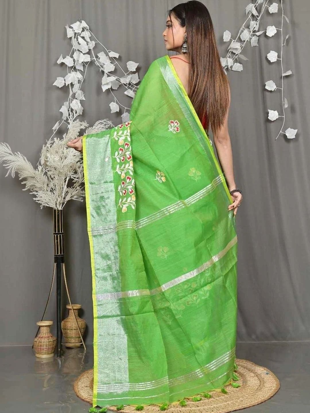RoyBoni Floral Pure Cotton Taant Saree thumbnail 2