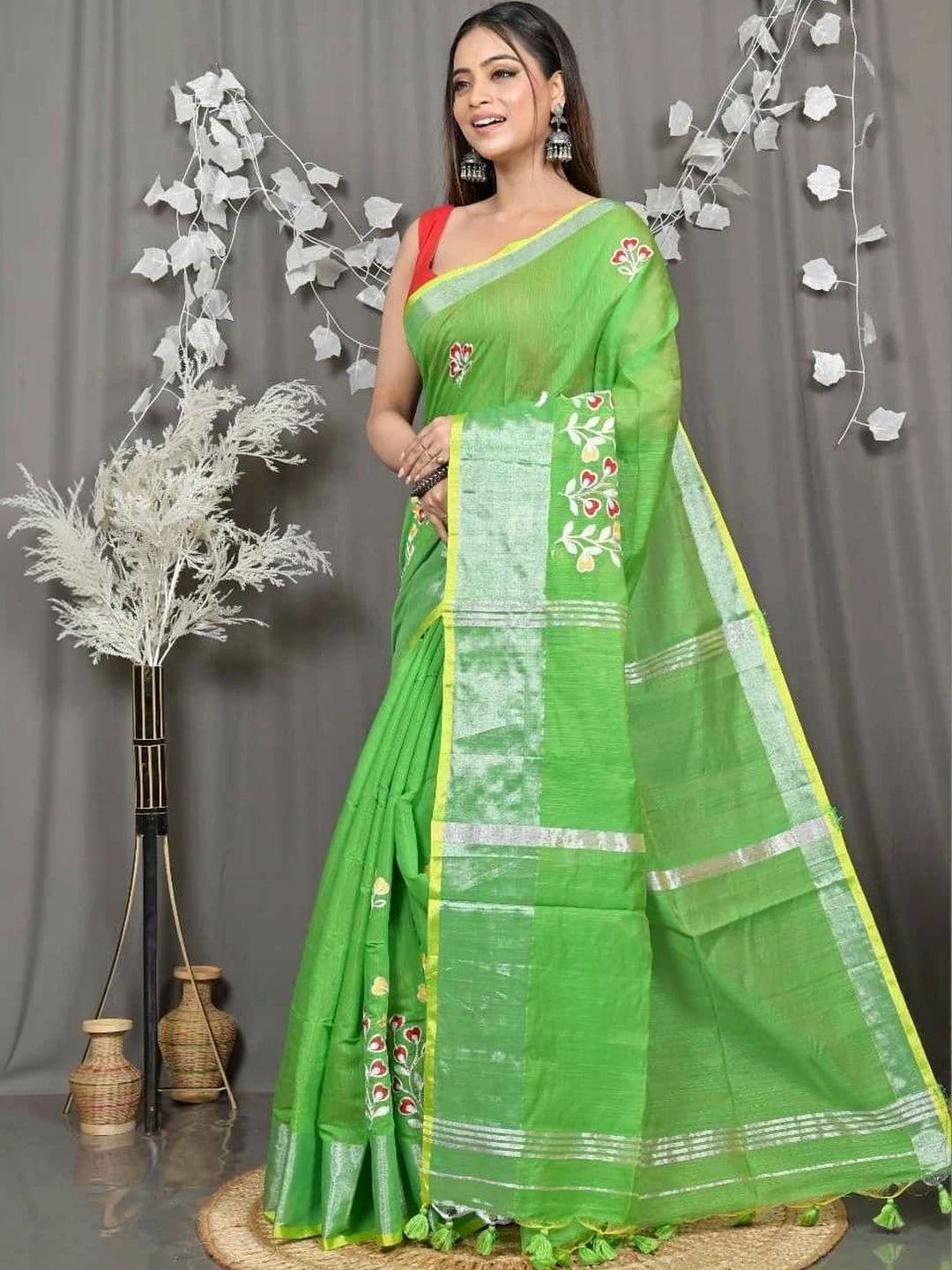RoyBoni Floral Pure Cotton Taant Saree thumbnail 3