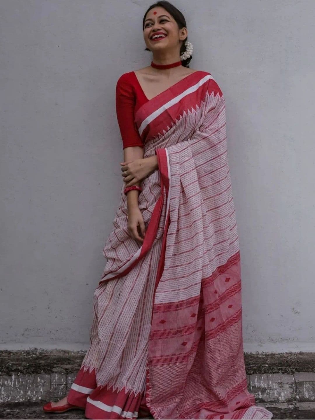 MRSWEARS Women Woven Design Striped Saree thumbnail 2