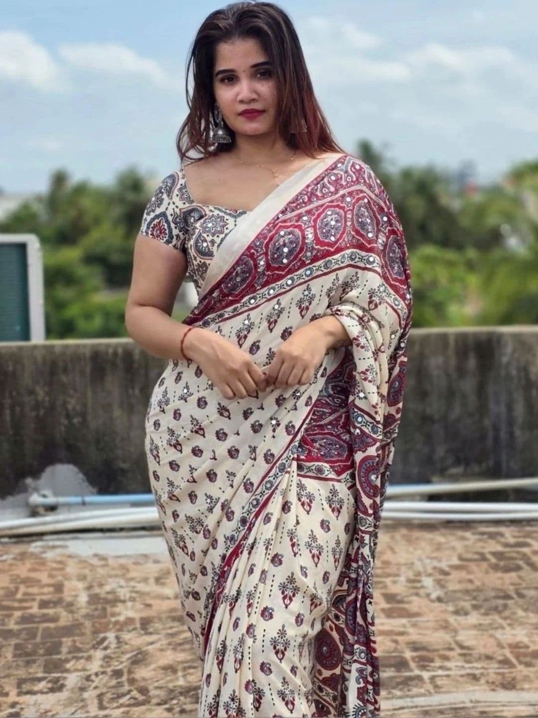 JAY NAGNATH FAB Floral Mirror Work Silk Blend Heavy Work Mysore Silk Saree thumbnail 5