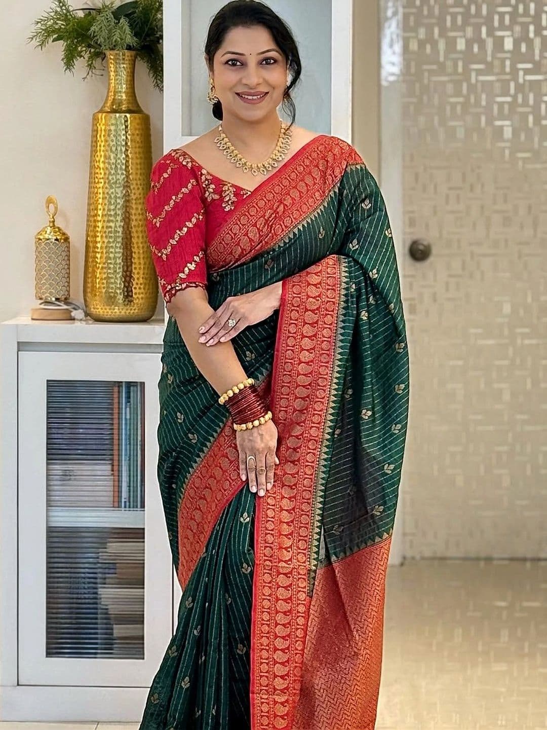 HERE&NOW Woven Design Zari Silk Blend Banarasi Saree thumbnail 3