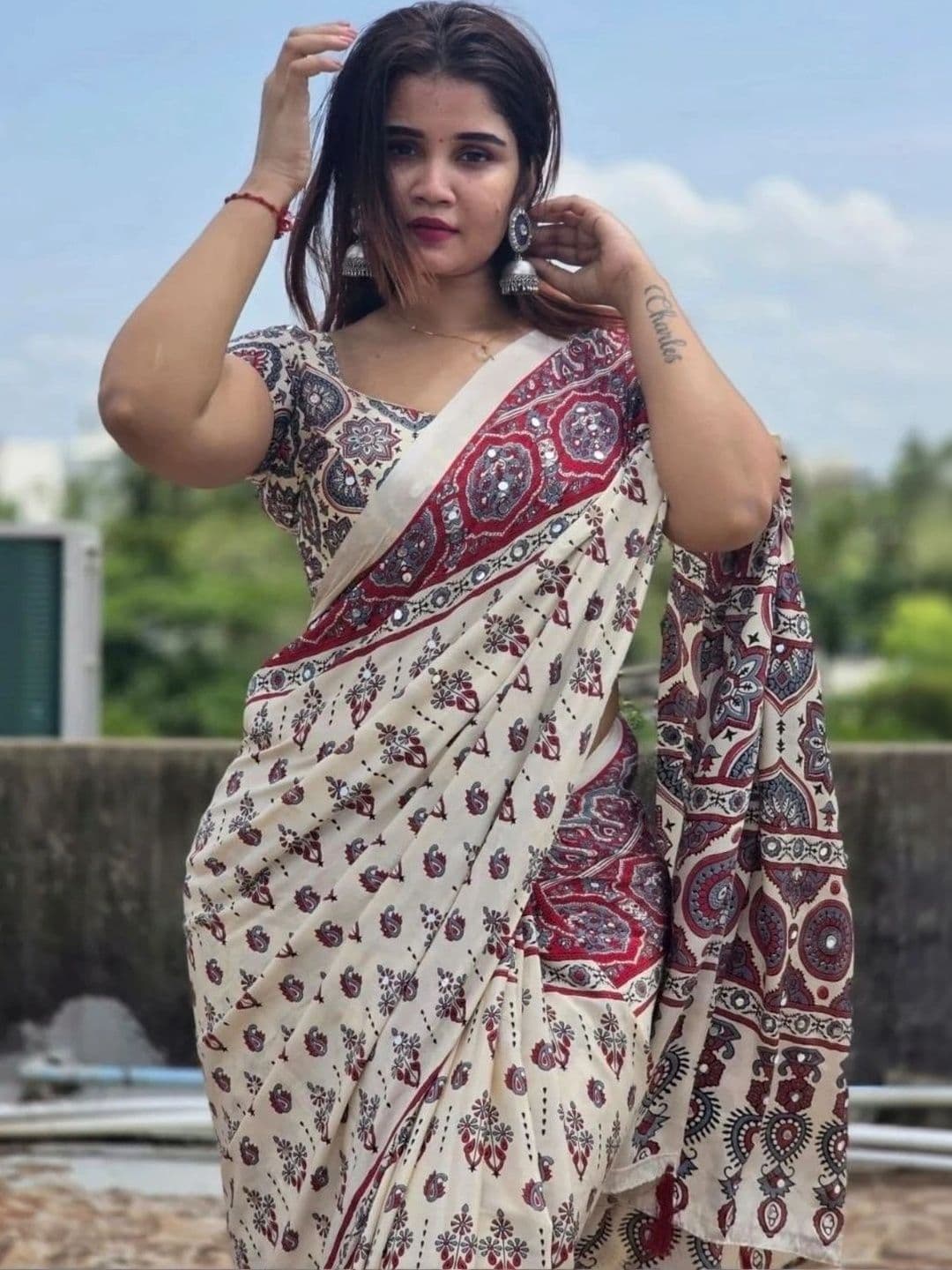 JAY NAGNATH FAB Floral Mirror Work Silk Blend Heavy Work Mysore Silk Saree thumbnail 2