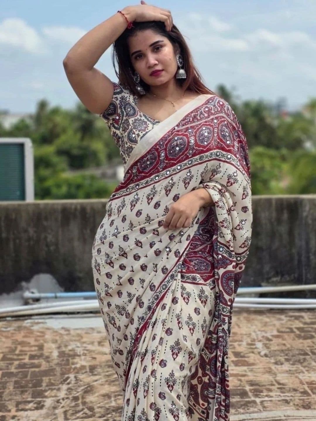 JAY NAGNATH FAB Floral Mirror Work Silk Blend Heavy Work Mysore Silk Saree thumbnail 6