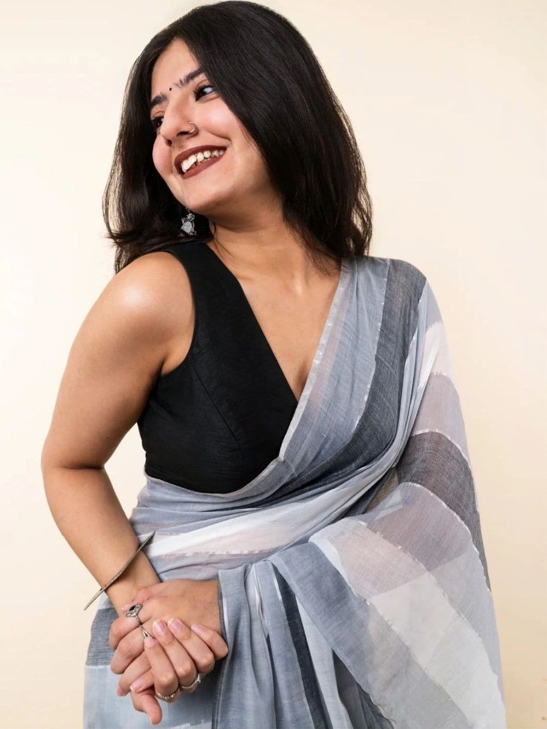 MRSWEARS Women Striped Saree thumbnail 4