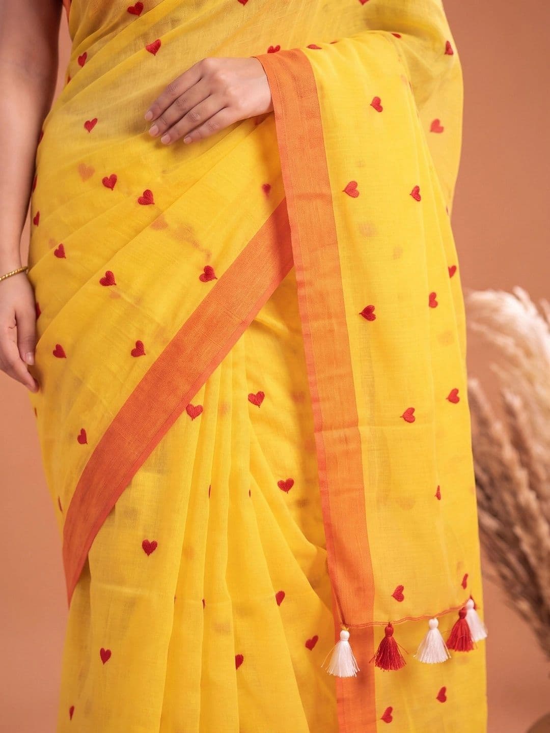 Aparna Ethnic Motifs Pure Cotton Saree thumbnail 3