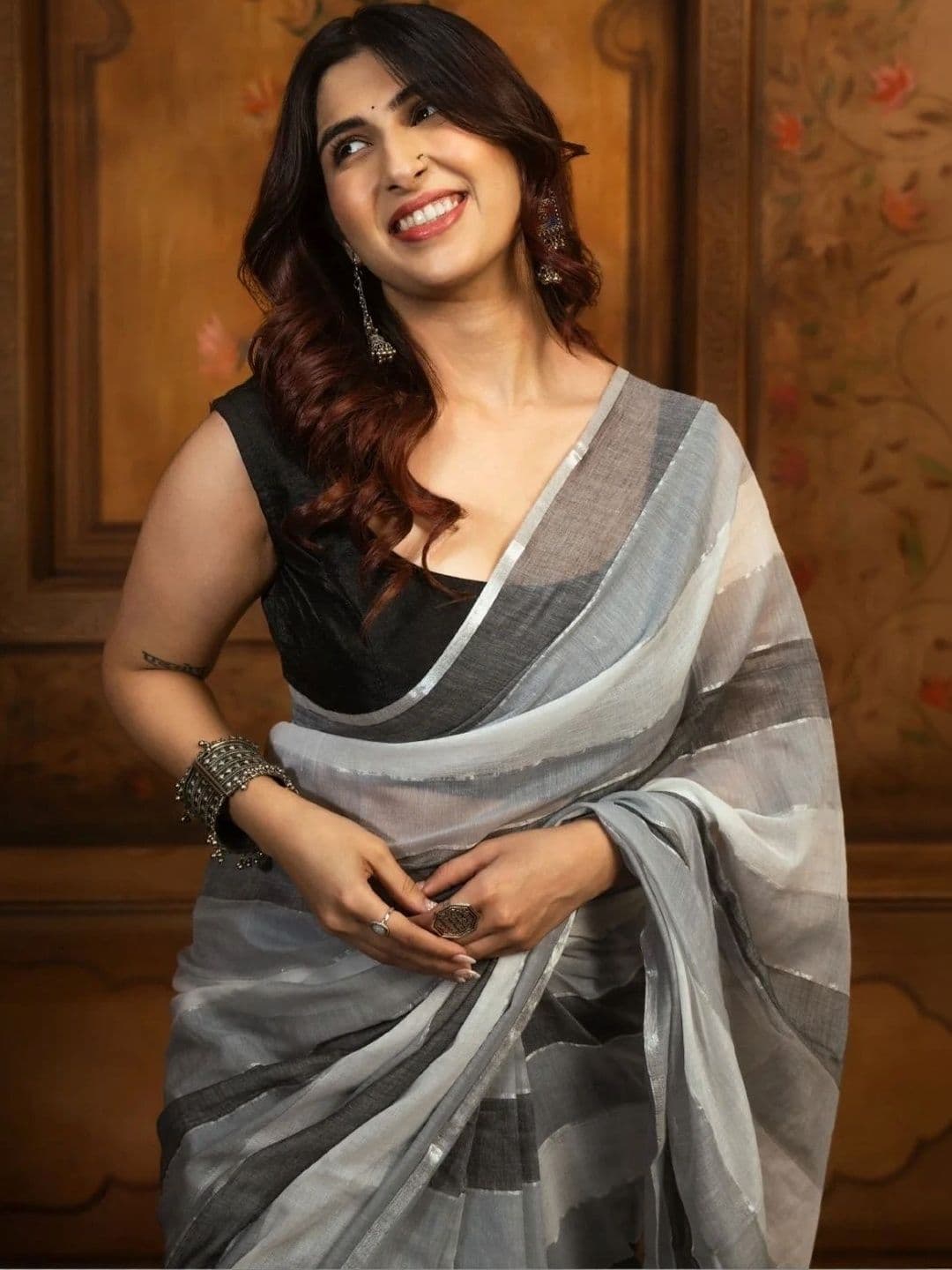 MISS WEARS Striped Saree thumbnail 3