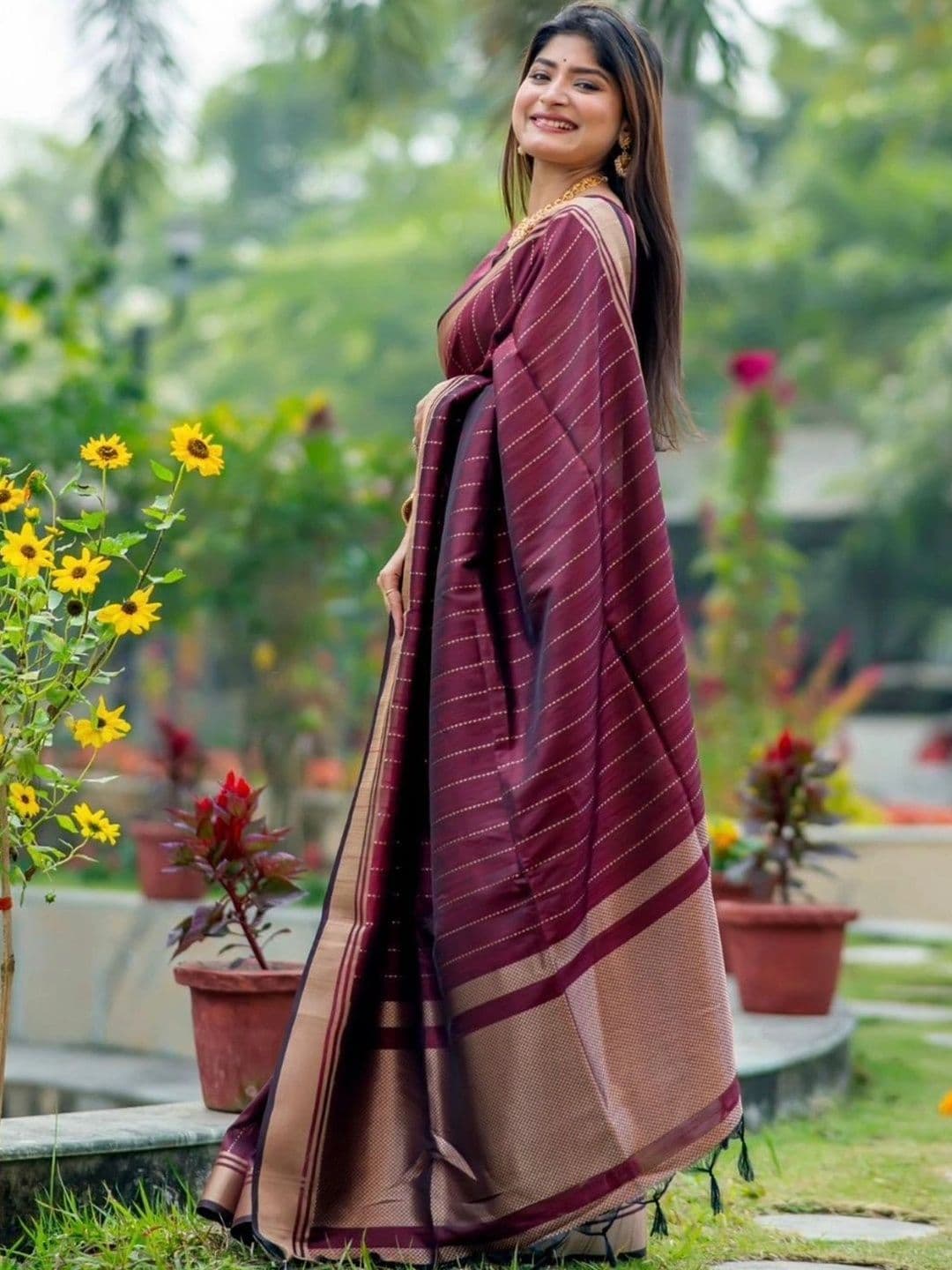 HERE&NOW Striped Zari Silk Blend Banarasi Saree thumbnail 2