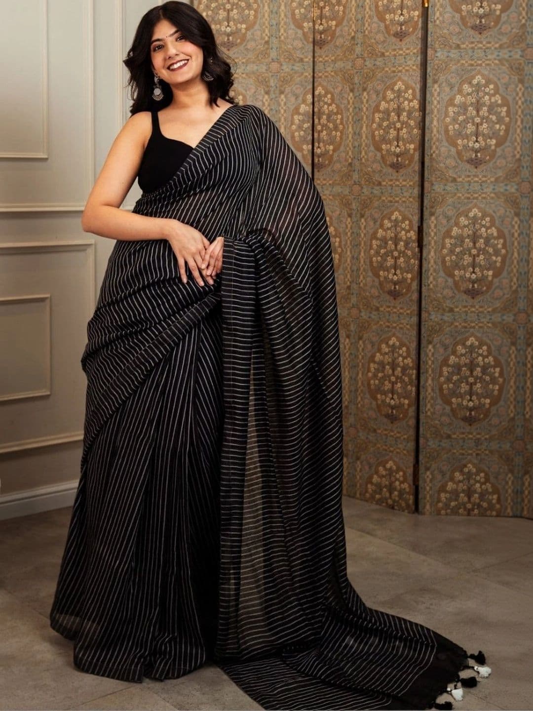 MISS WEARS Striped Saree thumbnail 3
