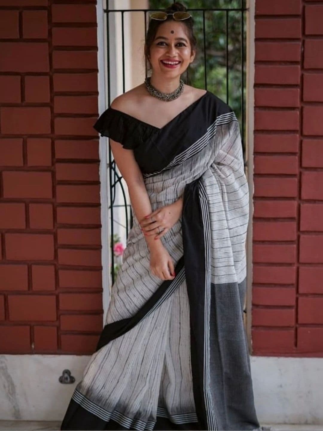MISS WEARS Striped Saree thumbnail 7