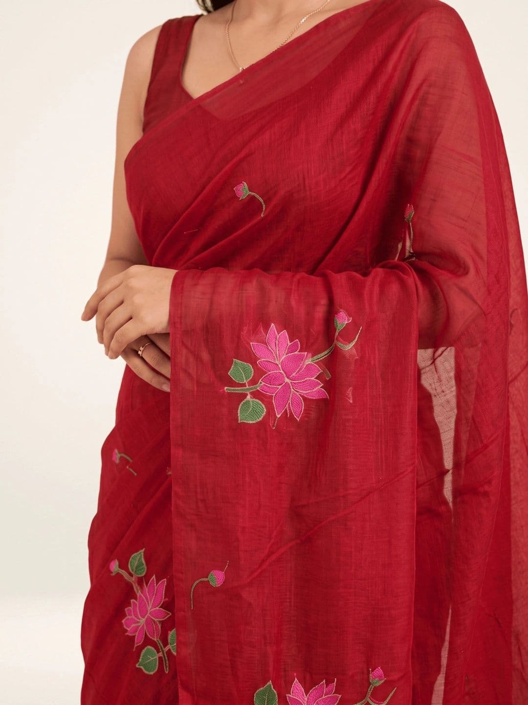 Aparna women Floral Embroidered Pure Cotton Saree thumbnail 3