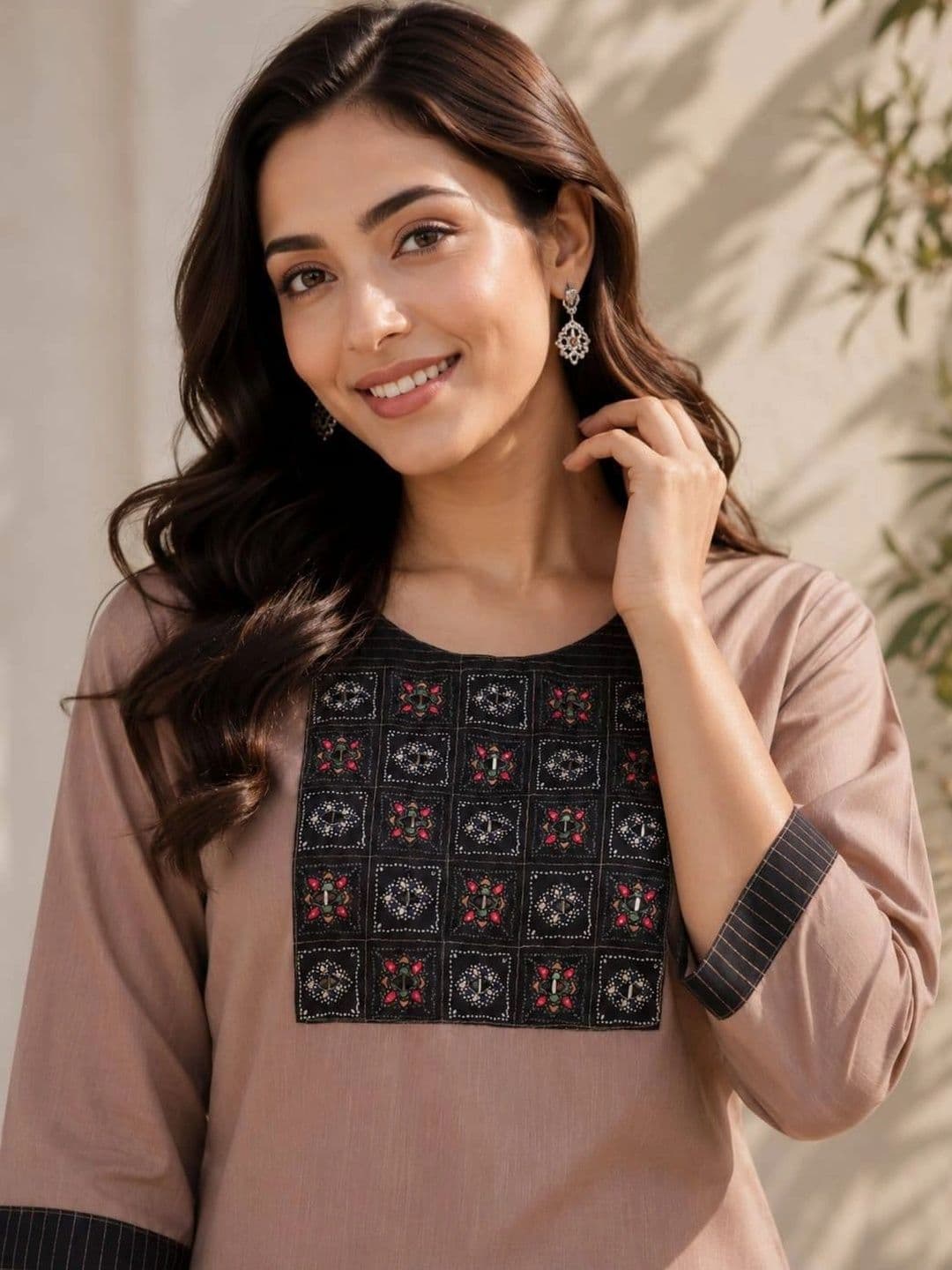 VASTRAHOUSE Women Ethnic Motifs Embroidered Regular Thread Work Kurta with Trousers thumbnail 2