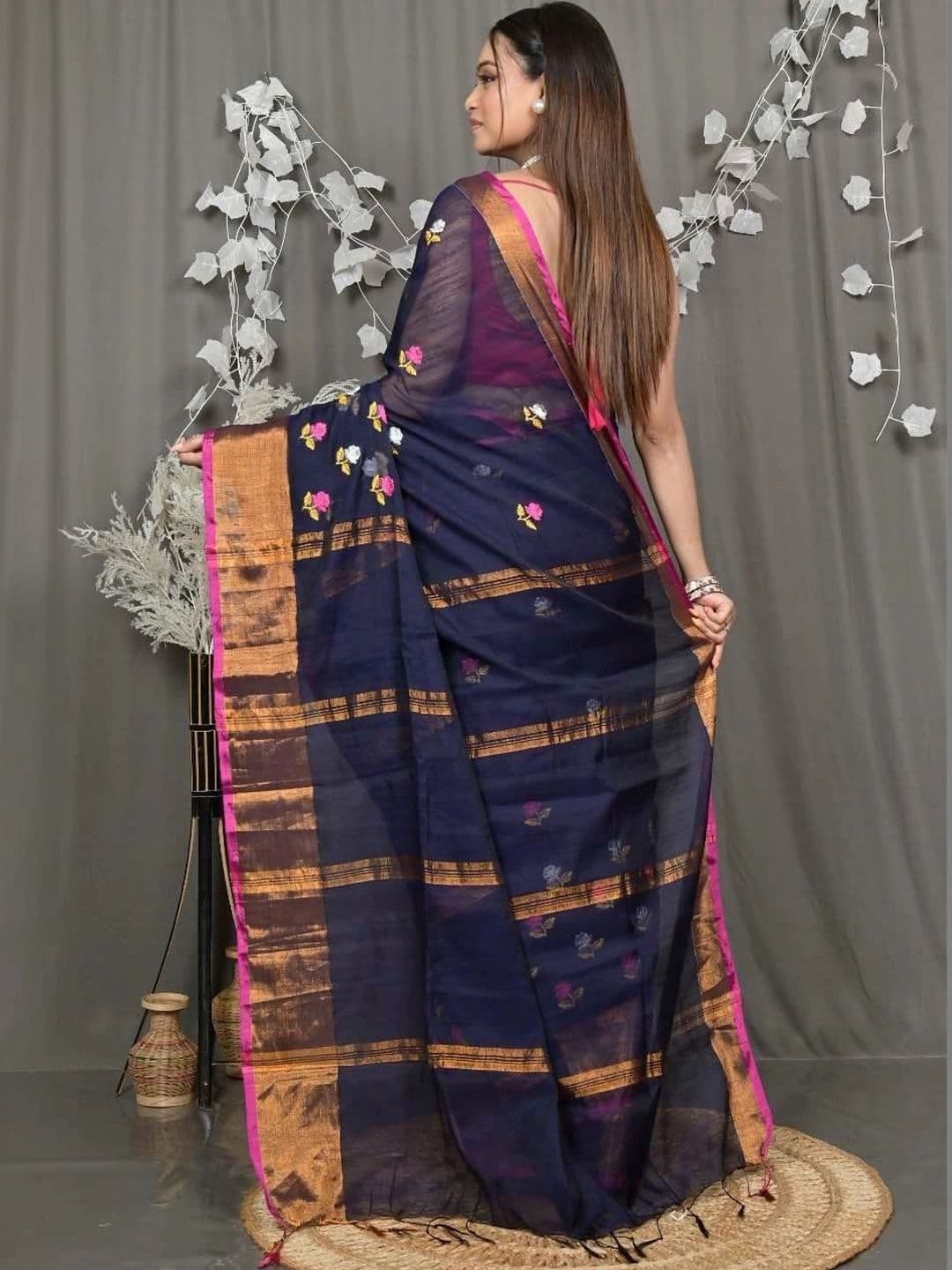 RoyBoni Floral Pure Cotton Taant Saree thumbnail 2