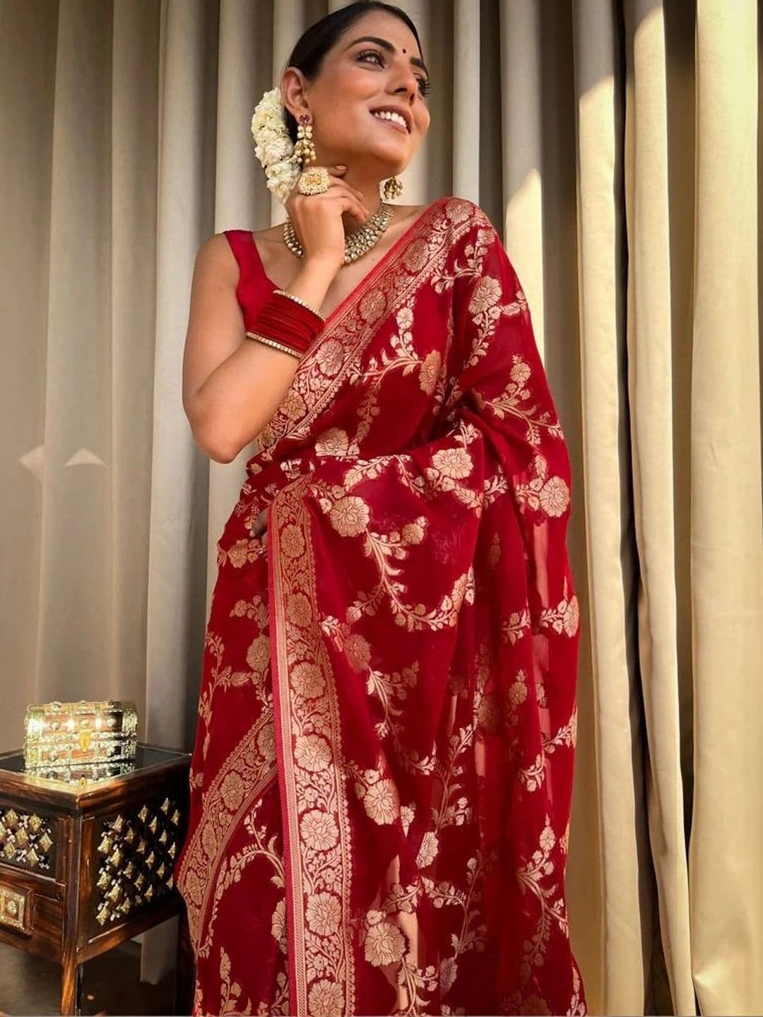Mitera Woven Design Zari Silk Blend Banarasi Saree thumbnail 3