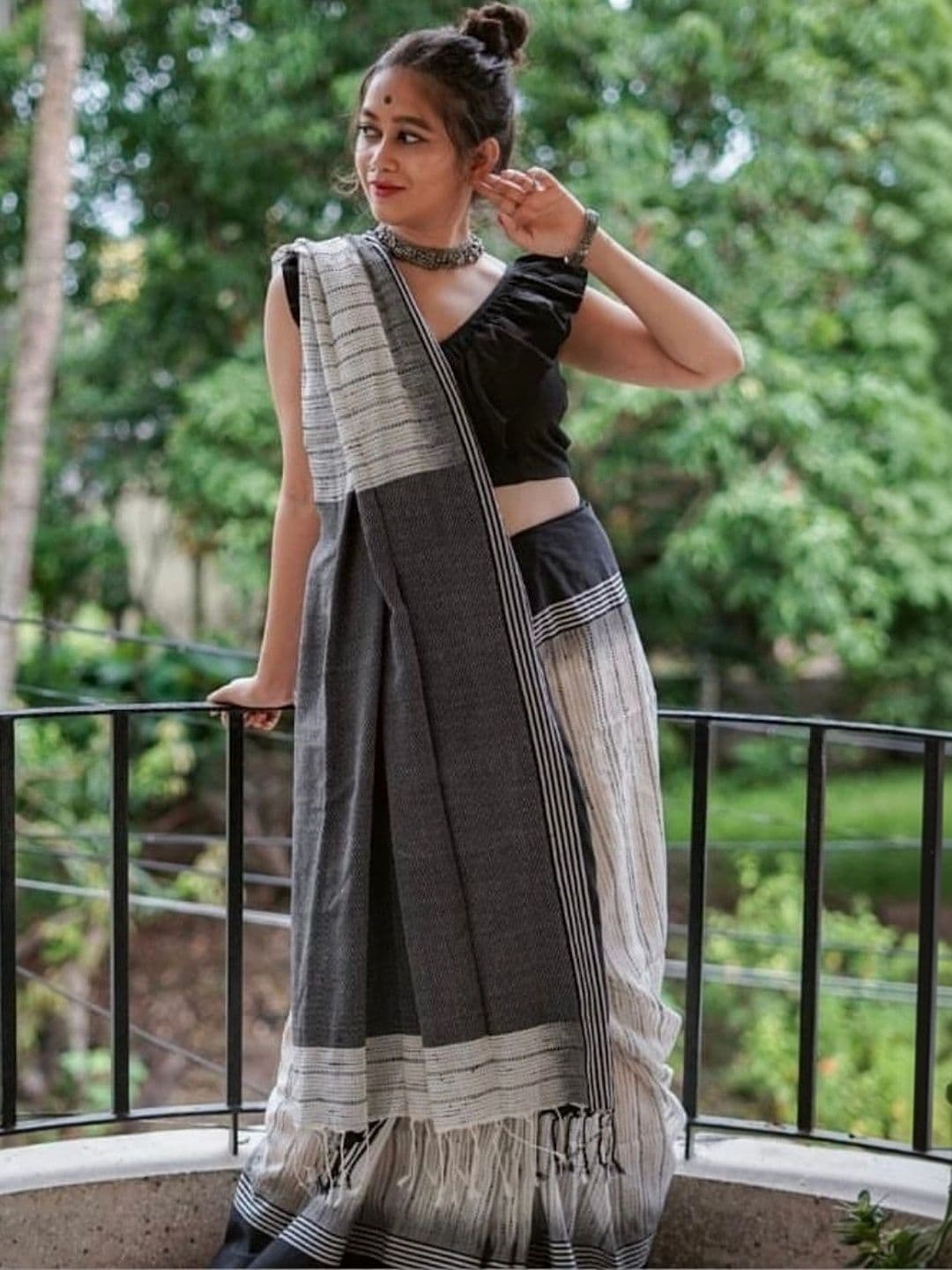 MRSWEARS Striped Saree thumbnail 4
