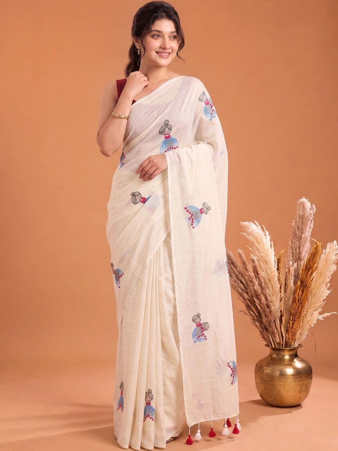 Aparna Ethnic Motifs Embroidered Pure Cotton Saree thumbnail 3