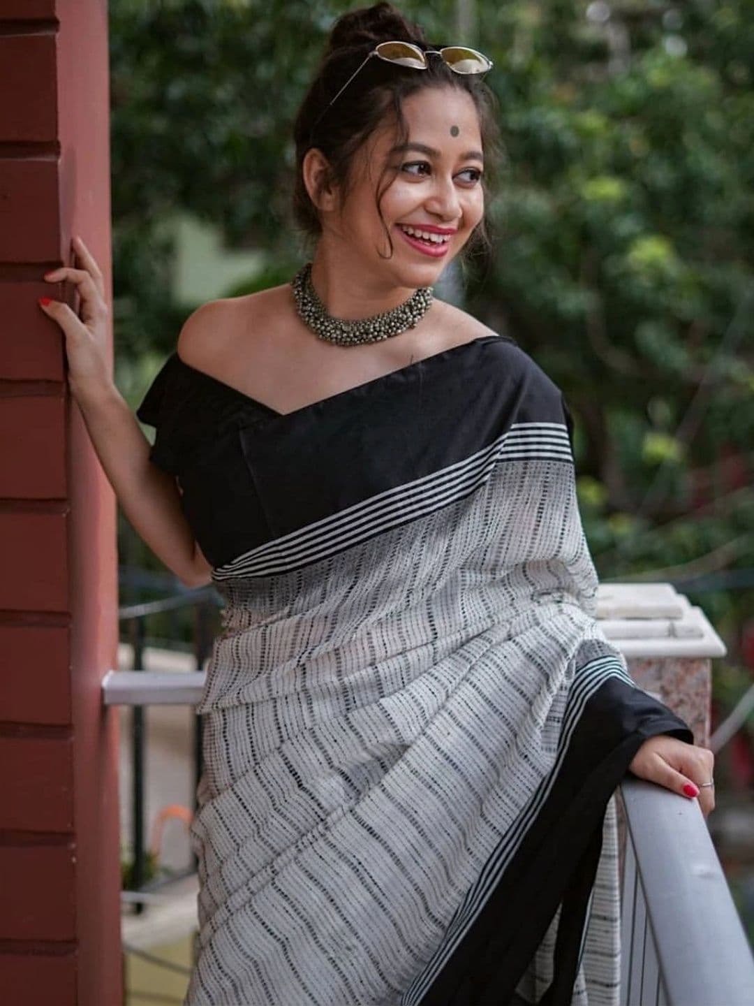 MISS WEARS Striped Saree thumbnail 6