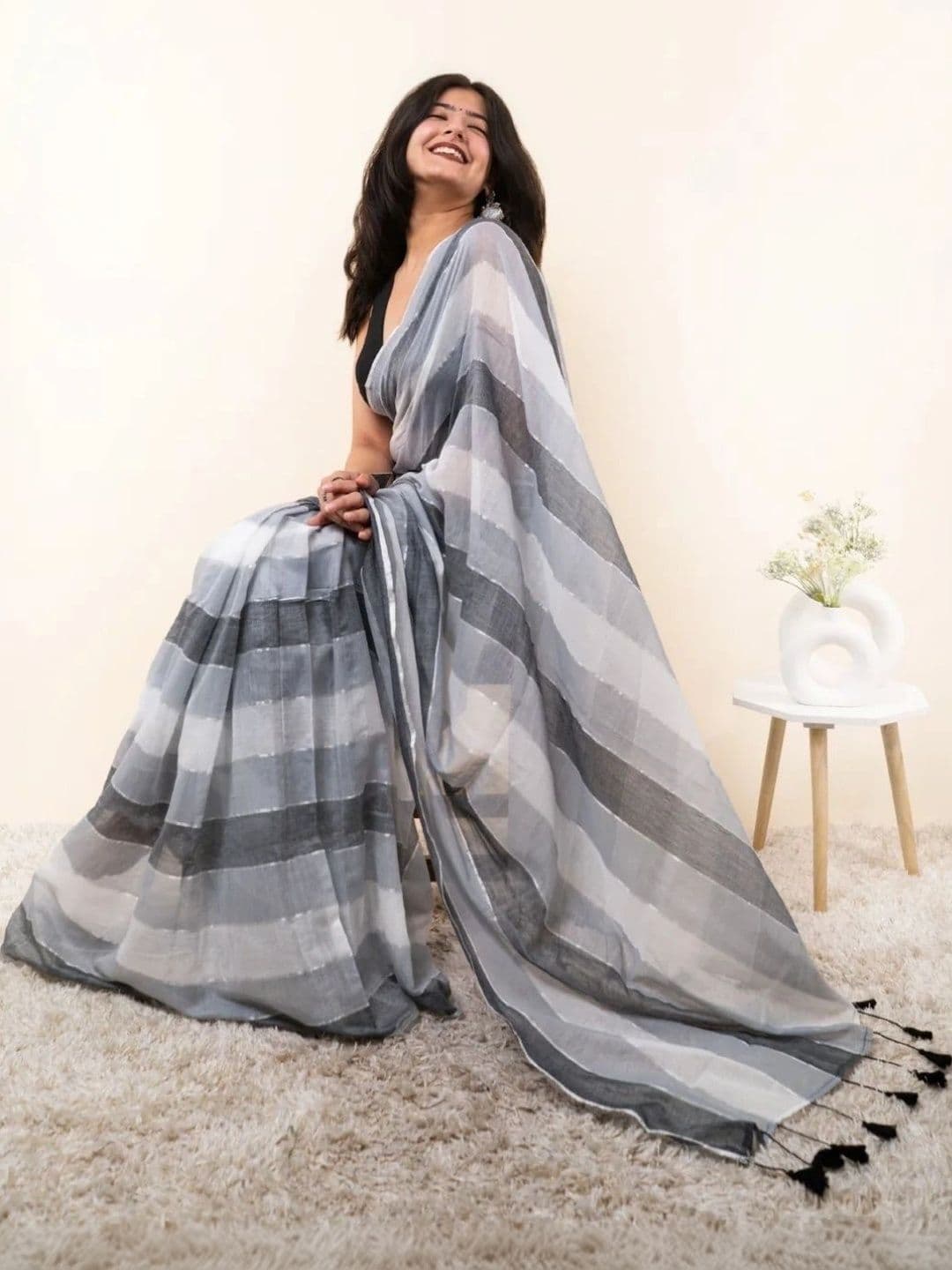 MISS WEARS Striped Saree thumbnail 2