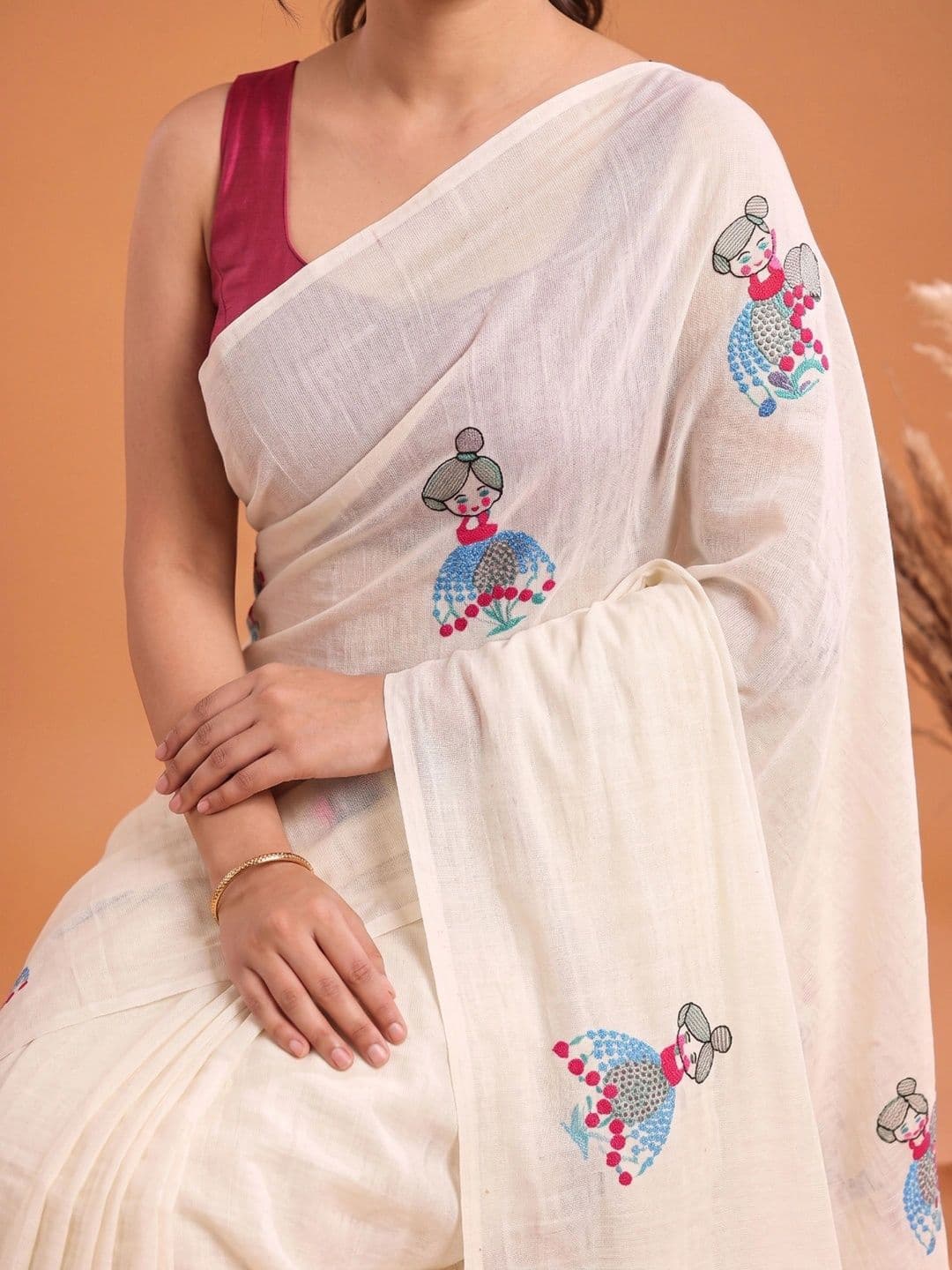 Aparna Ethnic Motifs Embroidered Pure Cotton Saree thumbnail 5