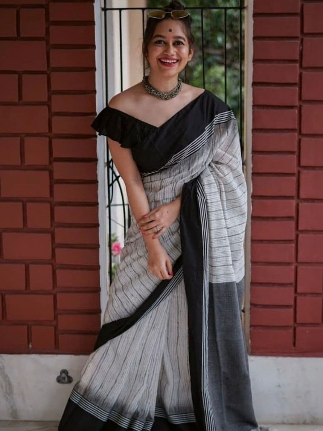 MRSWEARS Striped Saree thumbnail 2