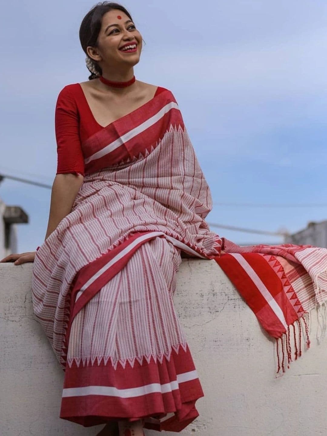 MRSWEARS Women Woven Design Striped Saree thumbnail 6