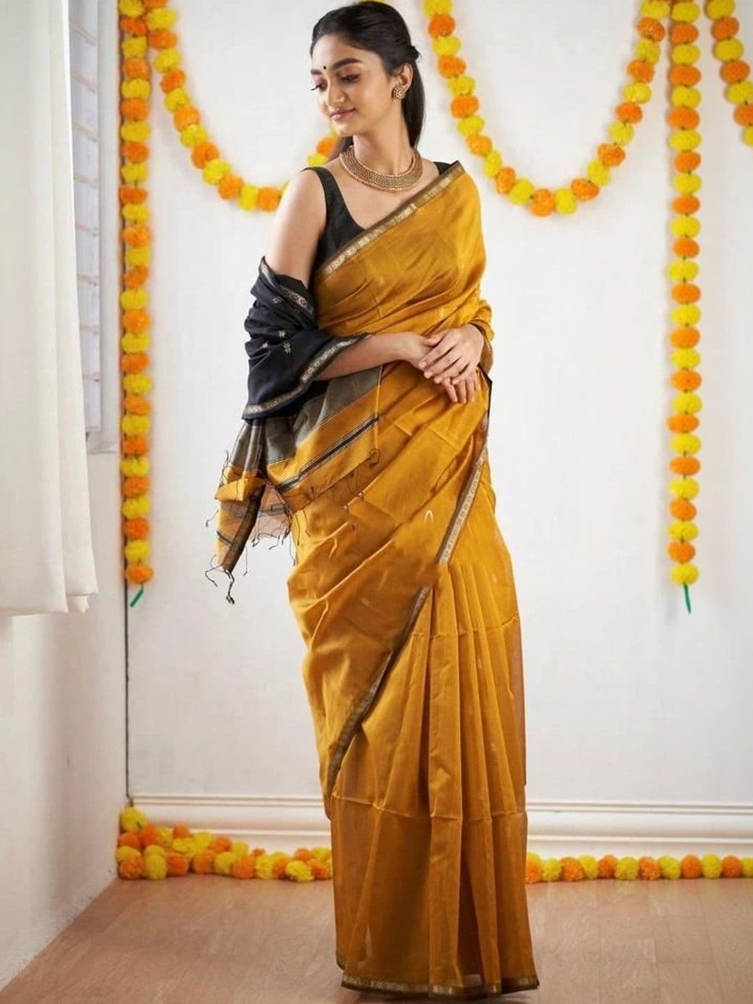 Mitera Floral Zari Silk Blend Banarasi Saree thumbnail 2