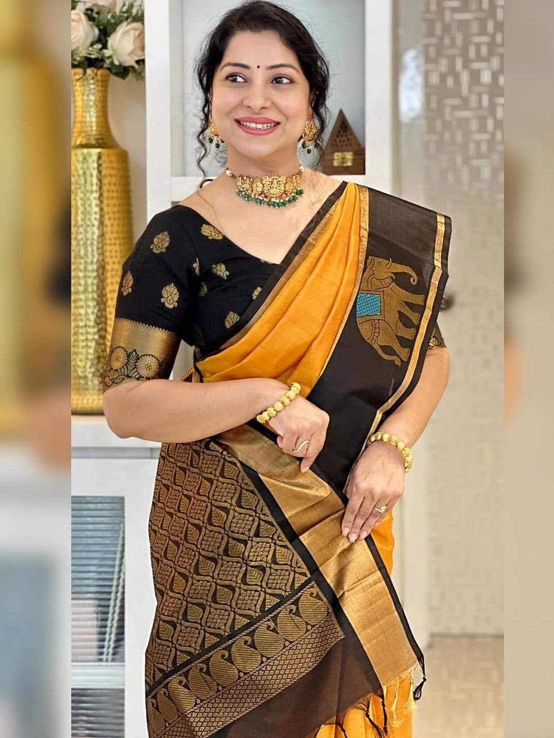 Mitera Woven Design Zari Silk Blend Banarasi Saree thumbnail 2