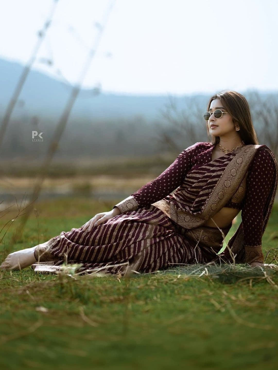 HERE&NOW Woven Design Zari Silk Blend Banarasi Saree thumbnail 3