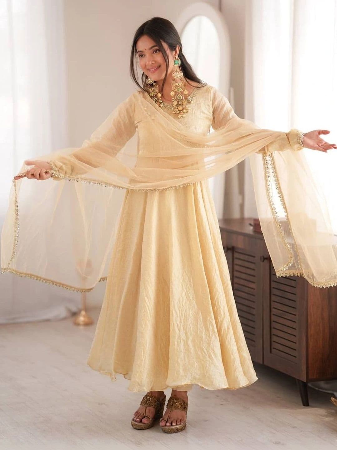VASTRABELLA Women Empire Pure Silk Kurta with Pyjamas & With Dupatta thumbnail 2