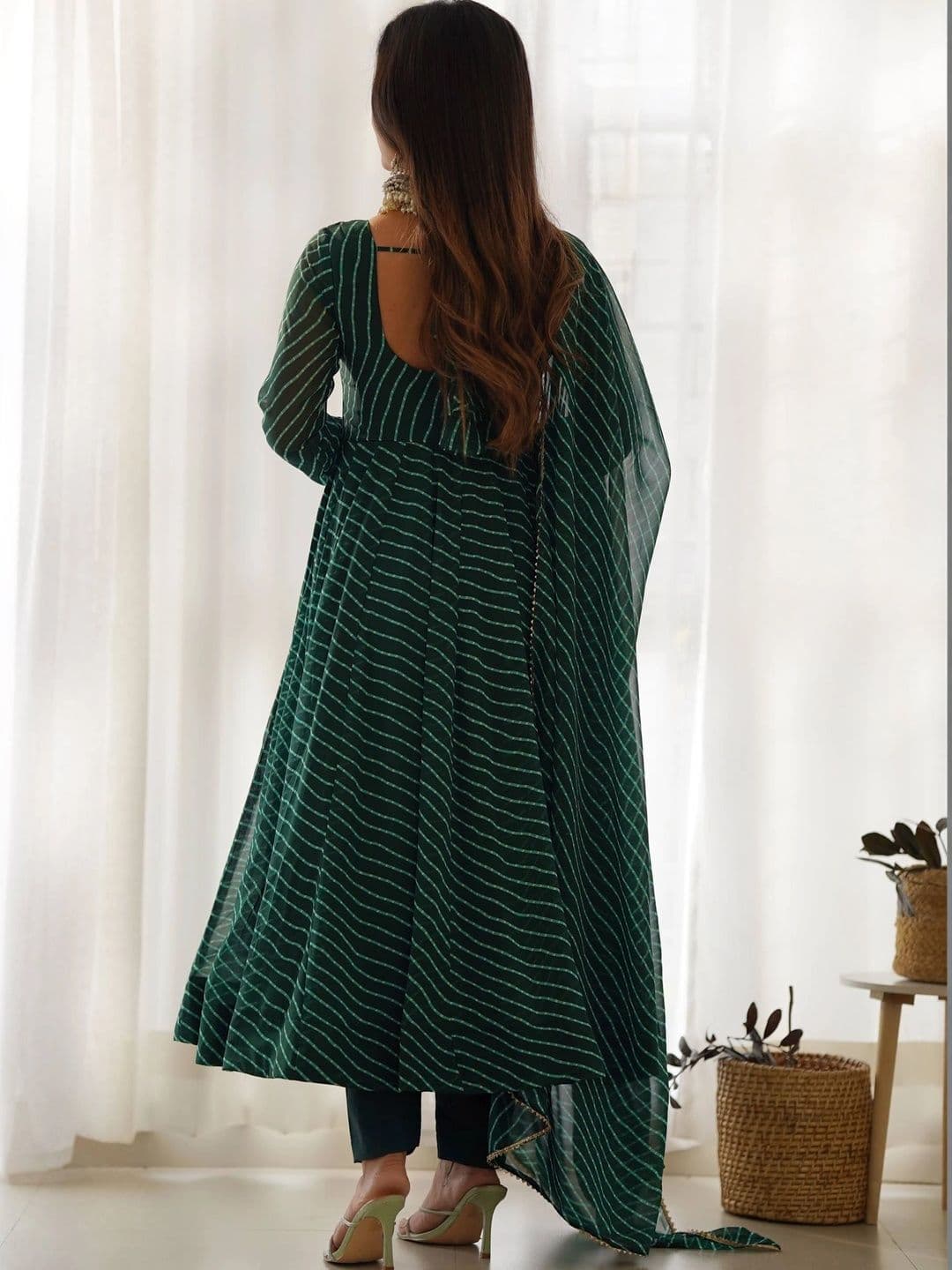 VASTRABELLA Women Leheriya Printed Regular Kurta with Trousers & With Dupatta thumbnail 3