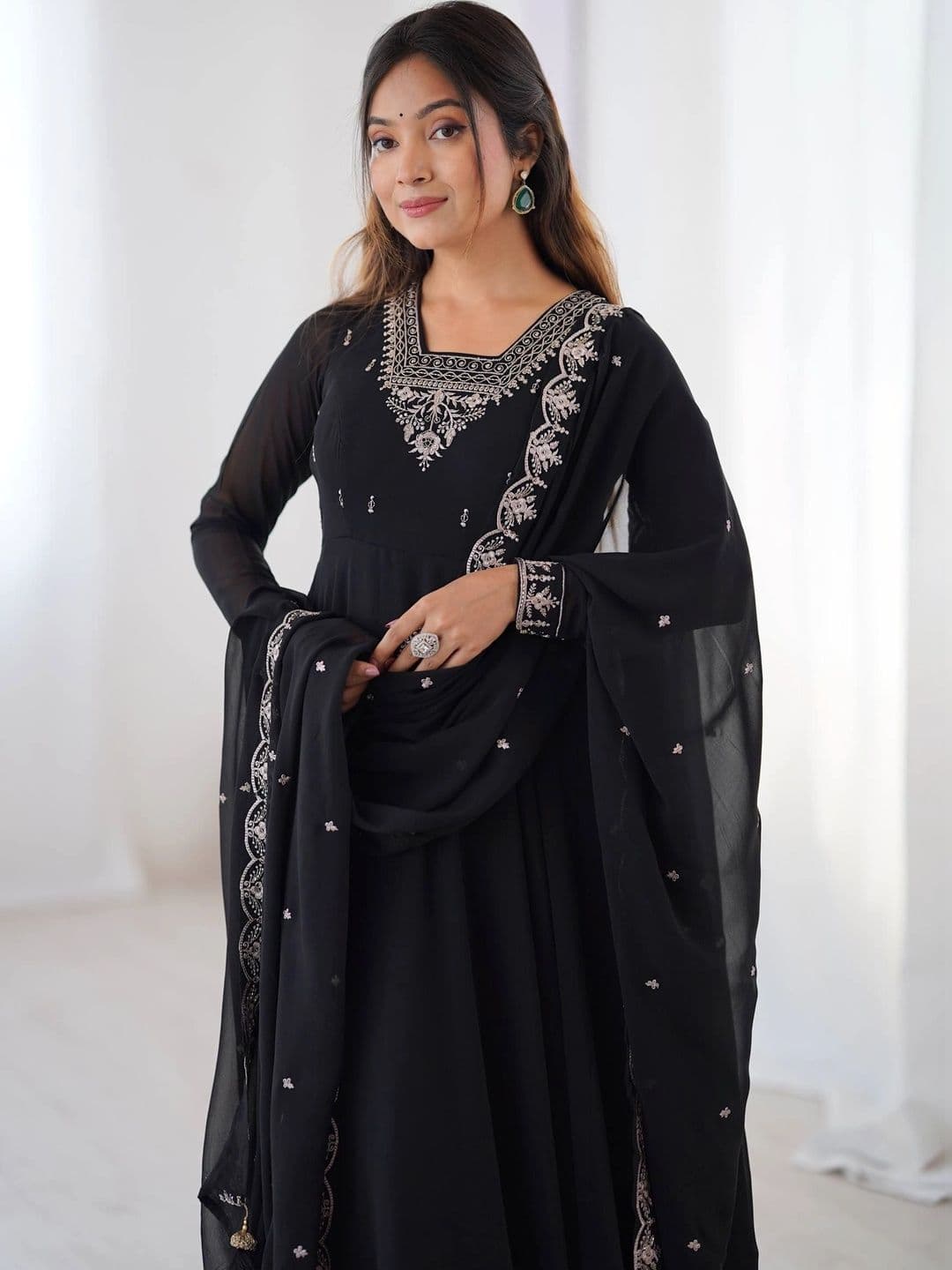 VASTRABELLA Women Ethnic Motifs Embroidered Regular Thread Work Kurta with Trousers & With Dupatta thumbnail 2