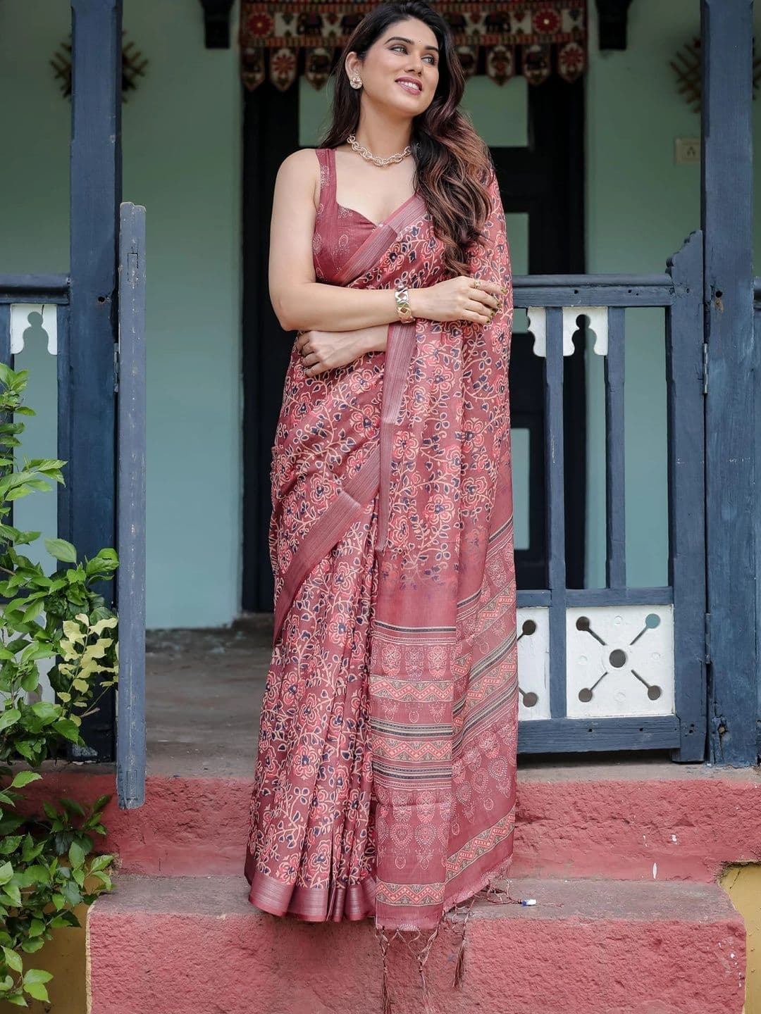 HOUSE OF PRANSHI Floral Linen Blend Jamdani Saree - view 1