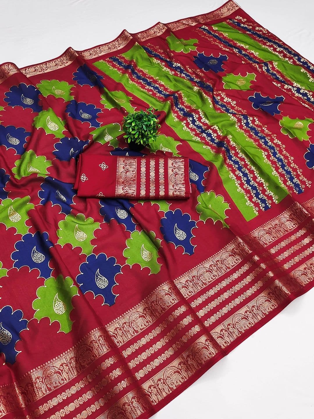 Owee Floral Zari Silk Blend Designer Saree thumbnail 2