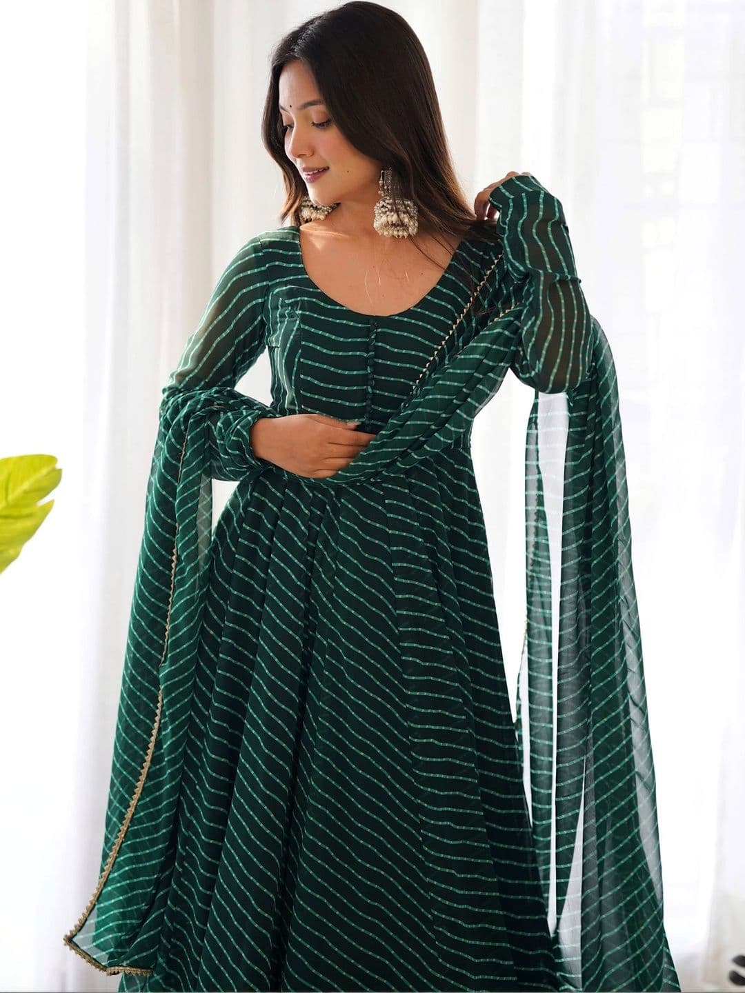 VASTRABELLA Women Leheriya Printed Regular Kurta with Trousers & With Dupatta thumbnail 4