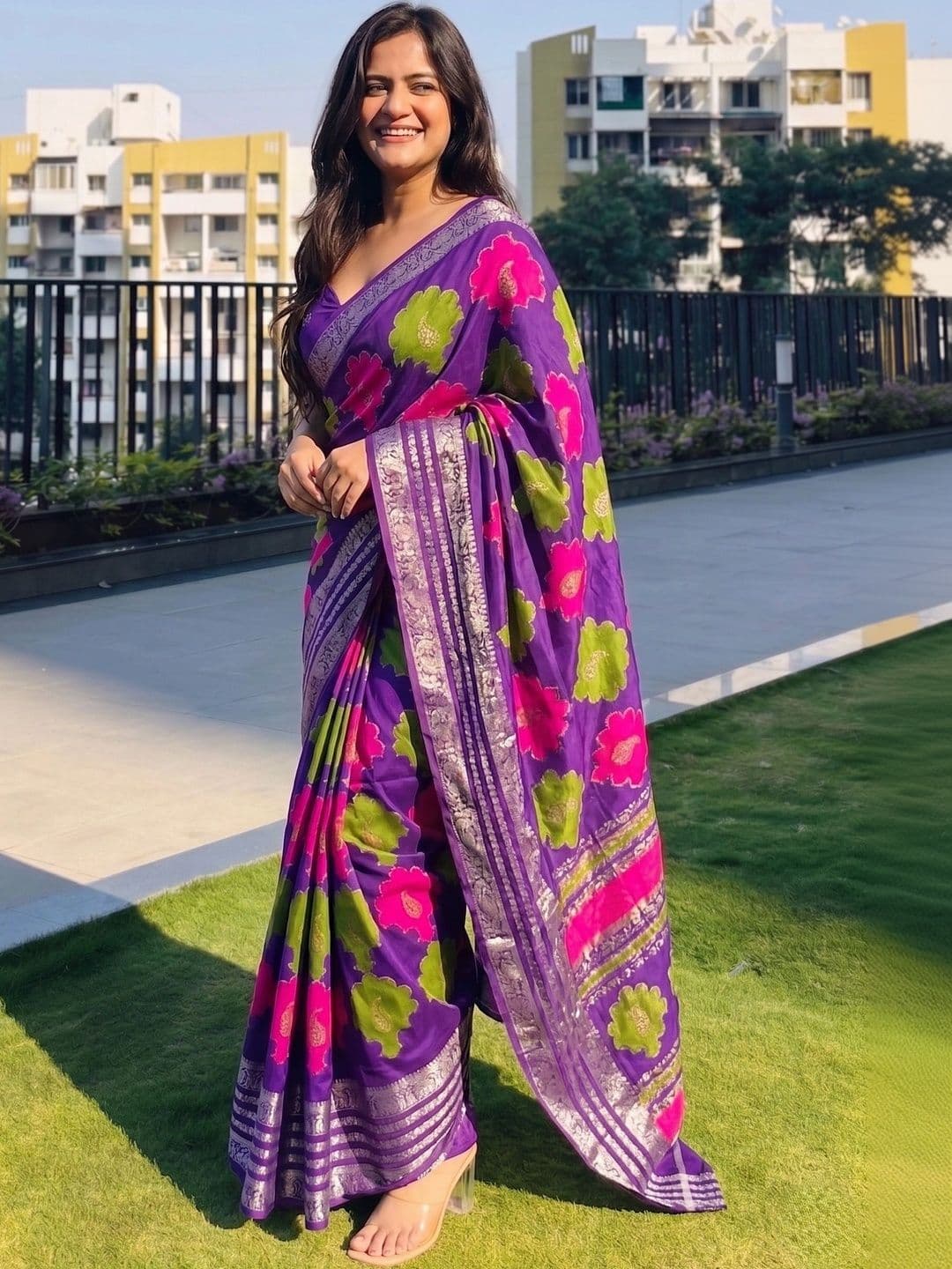 Owee Floral Zari Silk Blend Designer Saree thumbnail 2