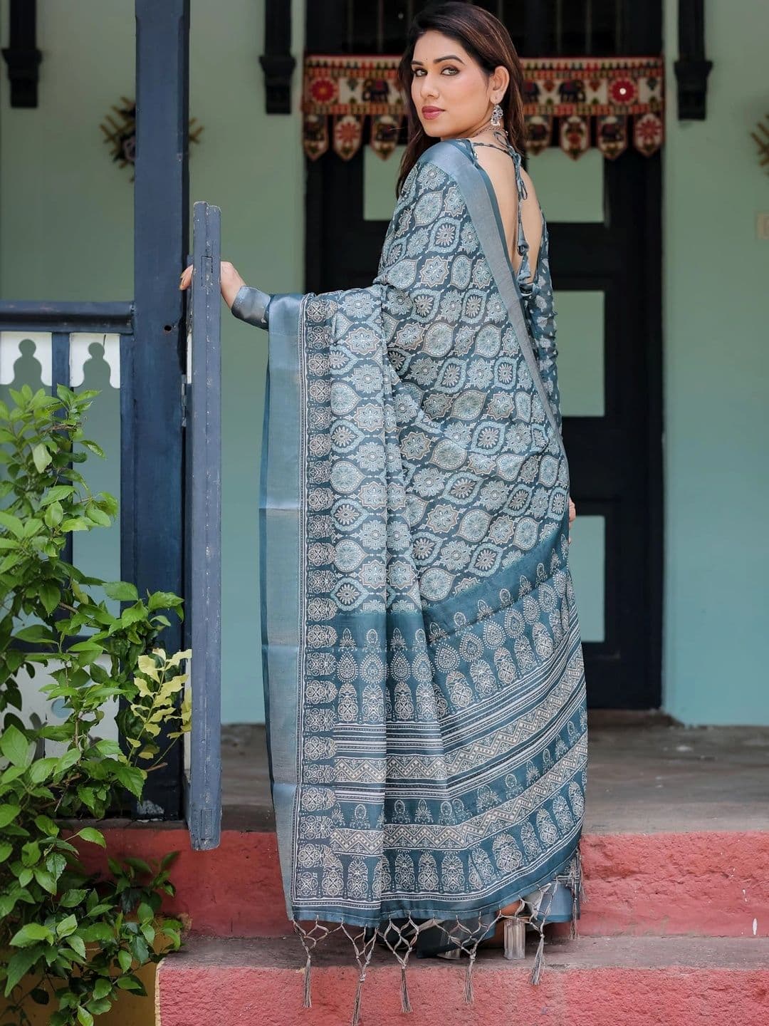HOUSE OF PRANSHI Floral Linen Blend Jamdani Saree thumbnail 5