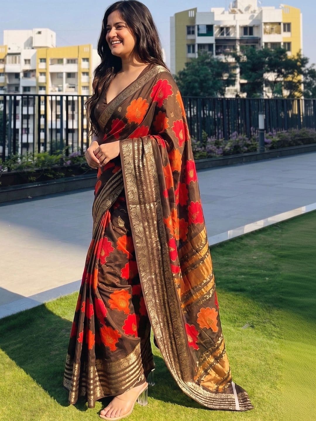 Owee Floral Zari Silk Blend Designer Saree thumbnail 5