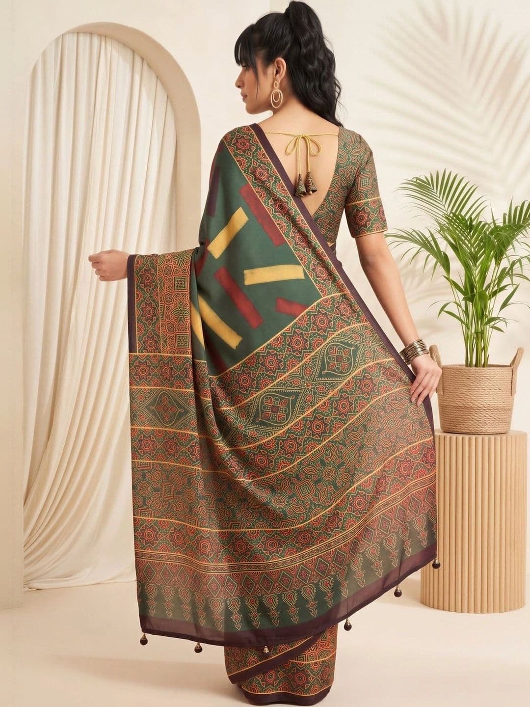 Saree mall Ethnic Motifs Silk Blend Designer Block Print Sarees thumbnail 6
