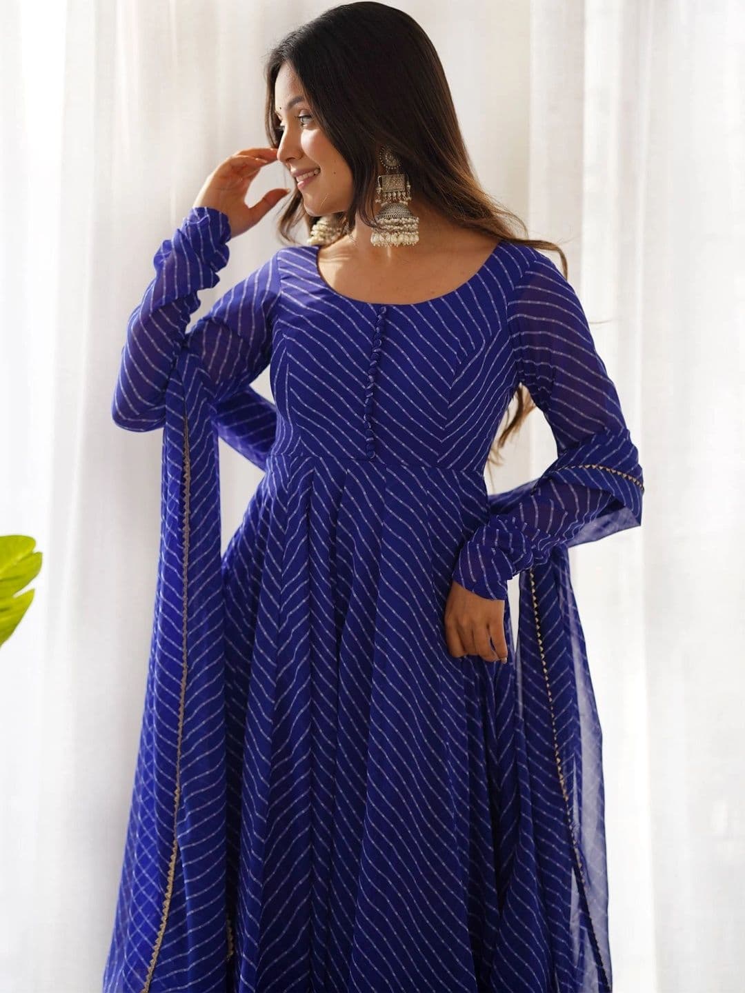 VASTRABELLA Women Leheriya Printed Regular Kurta with Trousers & With Dupatta thumbnail 2