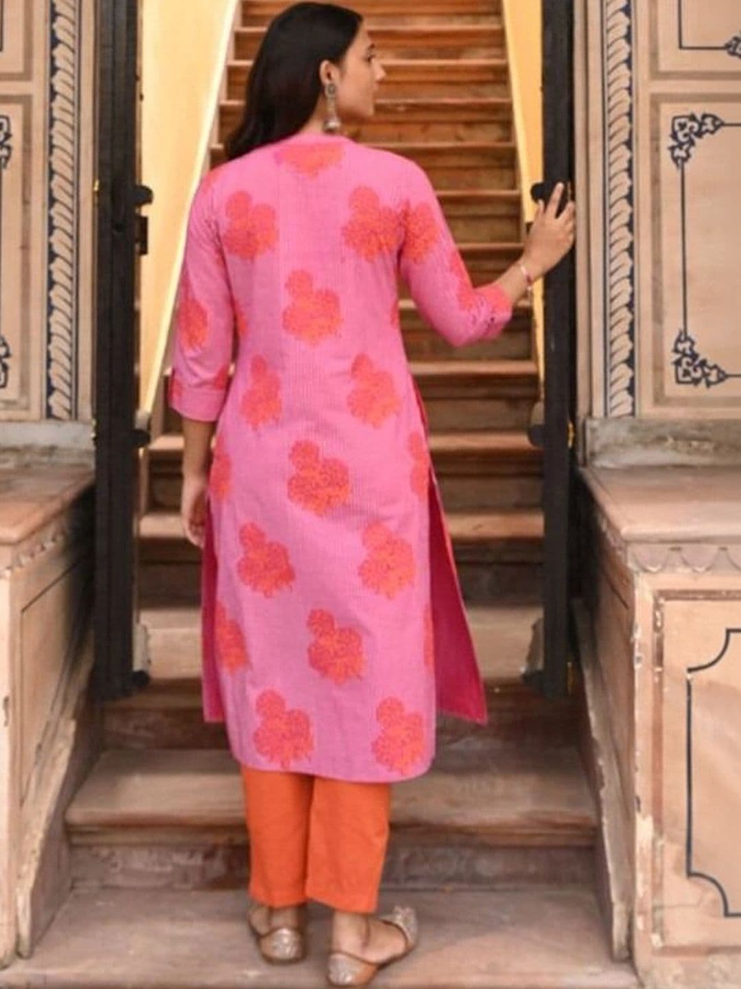 SAVI Women Ethnic Motifs Printed Regular Pure Cotton Kurta with Trousers thumbnail 6