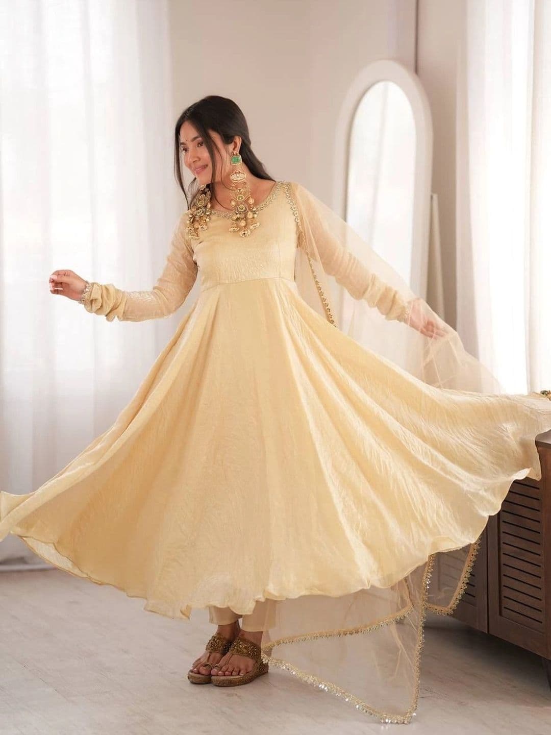 VASTRABELLA Women Empire Pure Silk Kurta with Pyjamas & With Dupatta thumbnail 5