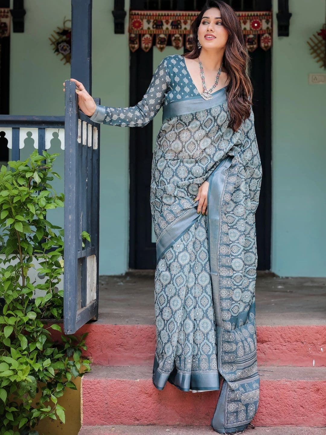 HOUSE OF PRANSHI Floral Linen Blend Jamdani Saree thumbnail 4