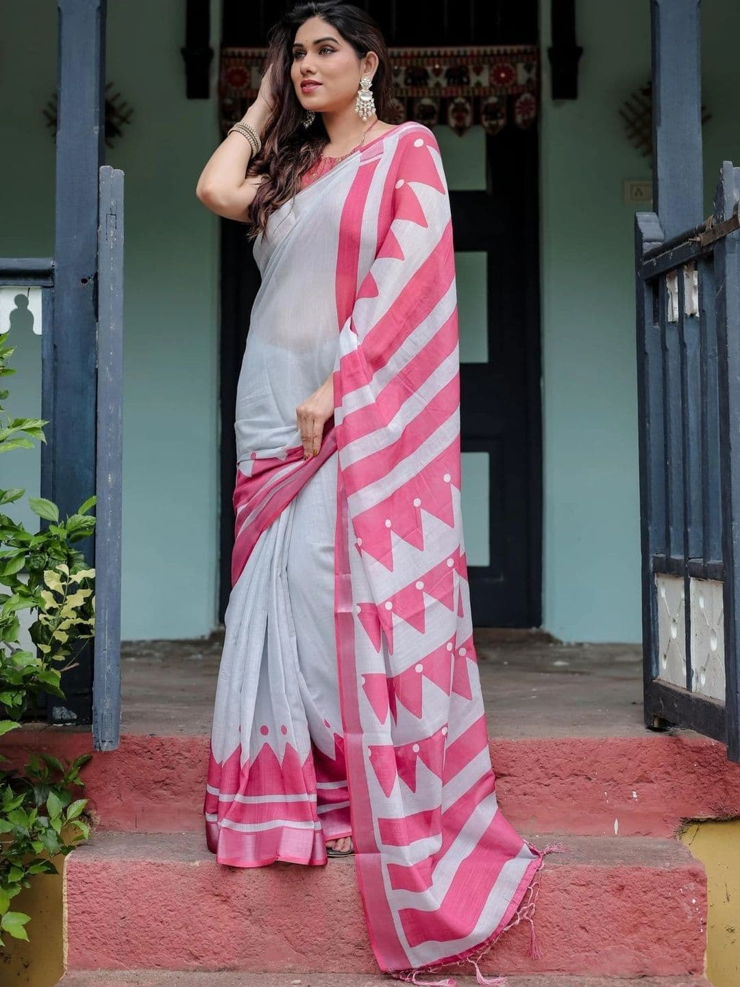 HOUSE OF PRANSHI Striped Linen Blend Jamdani Saree thumbnail 4