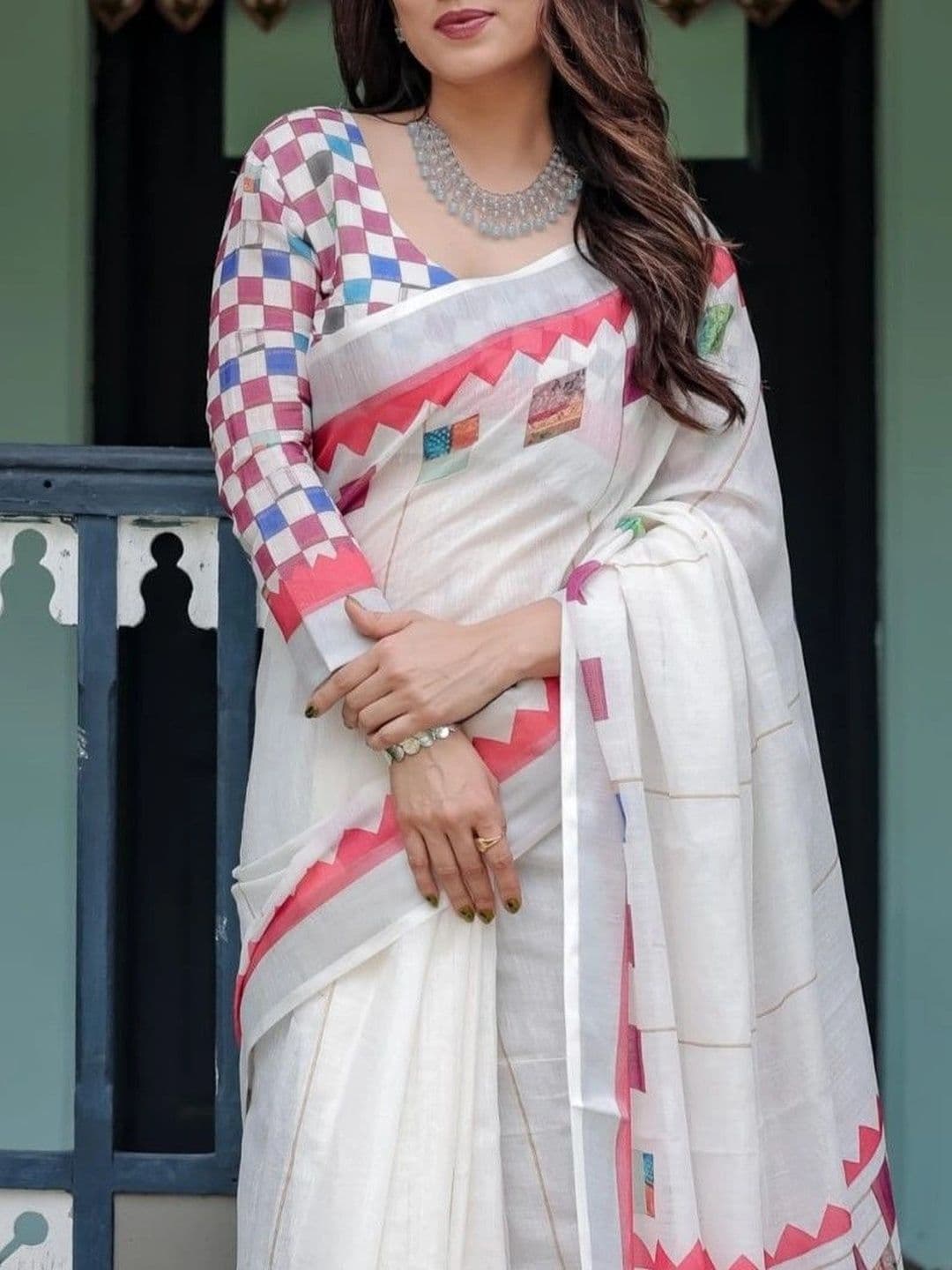 HOUSE OF PRANSHI Floral Linen Blend Jamdani Saree thumbnail 2