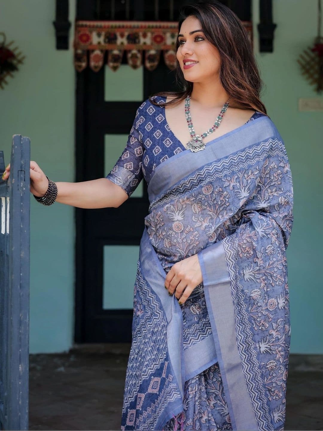 HOUSE OF PRANSHI Floral Linen Blend Jamdani Saree thumbnail 6