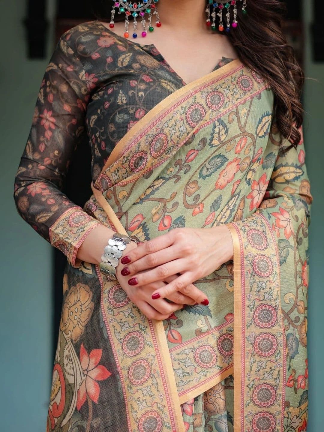 Suha Floral Art Silk Saree thumbnail 2