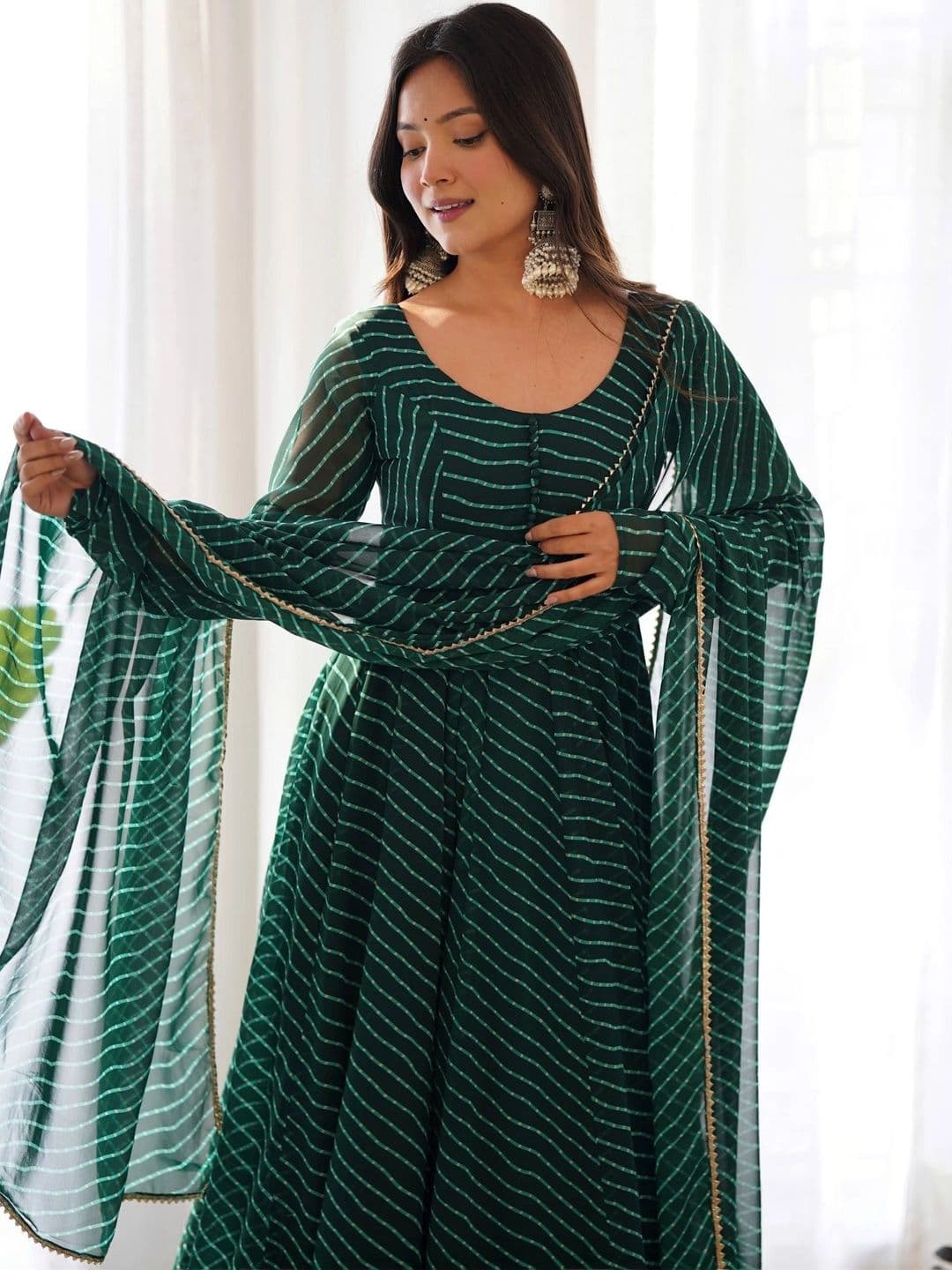 VASTRABELLA Women Leheriya Printed Regular Kurta with Trousers & With Dupatta thumbnail 6