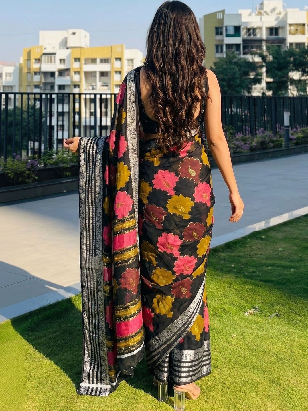 Owee Floral Zari Silk Blend Designer Saree thumbnail 2