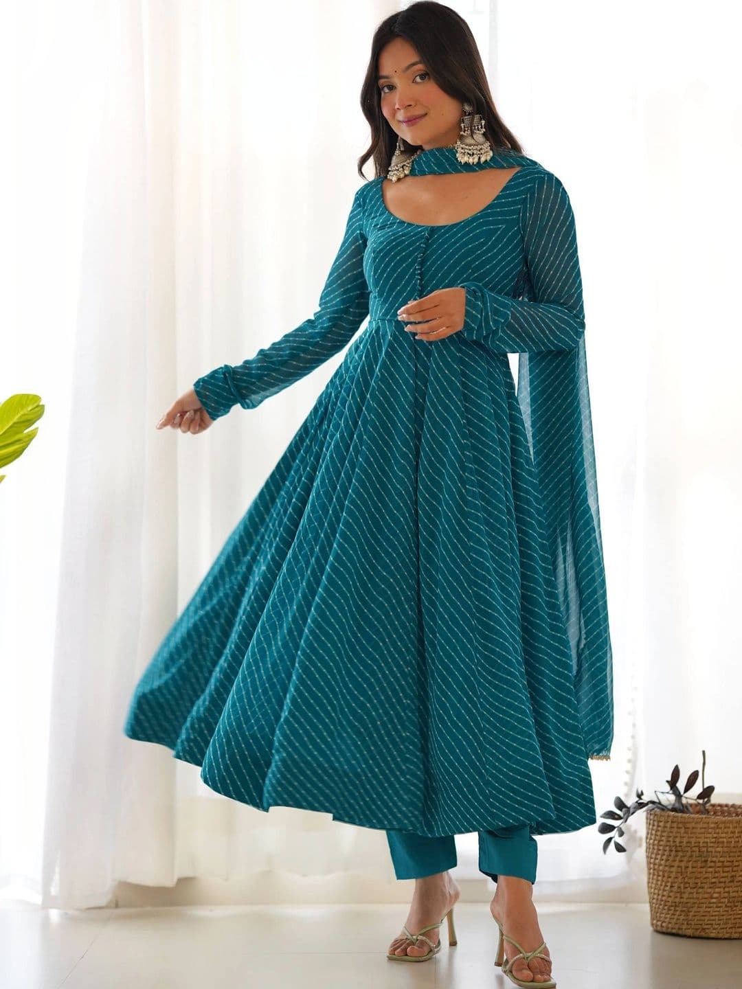 VASTRABELLA Women Printed Regular Kurta with Trousers & With Dupatta thumbnail 3