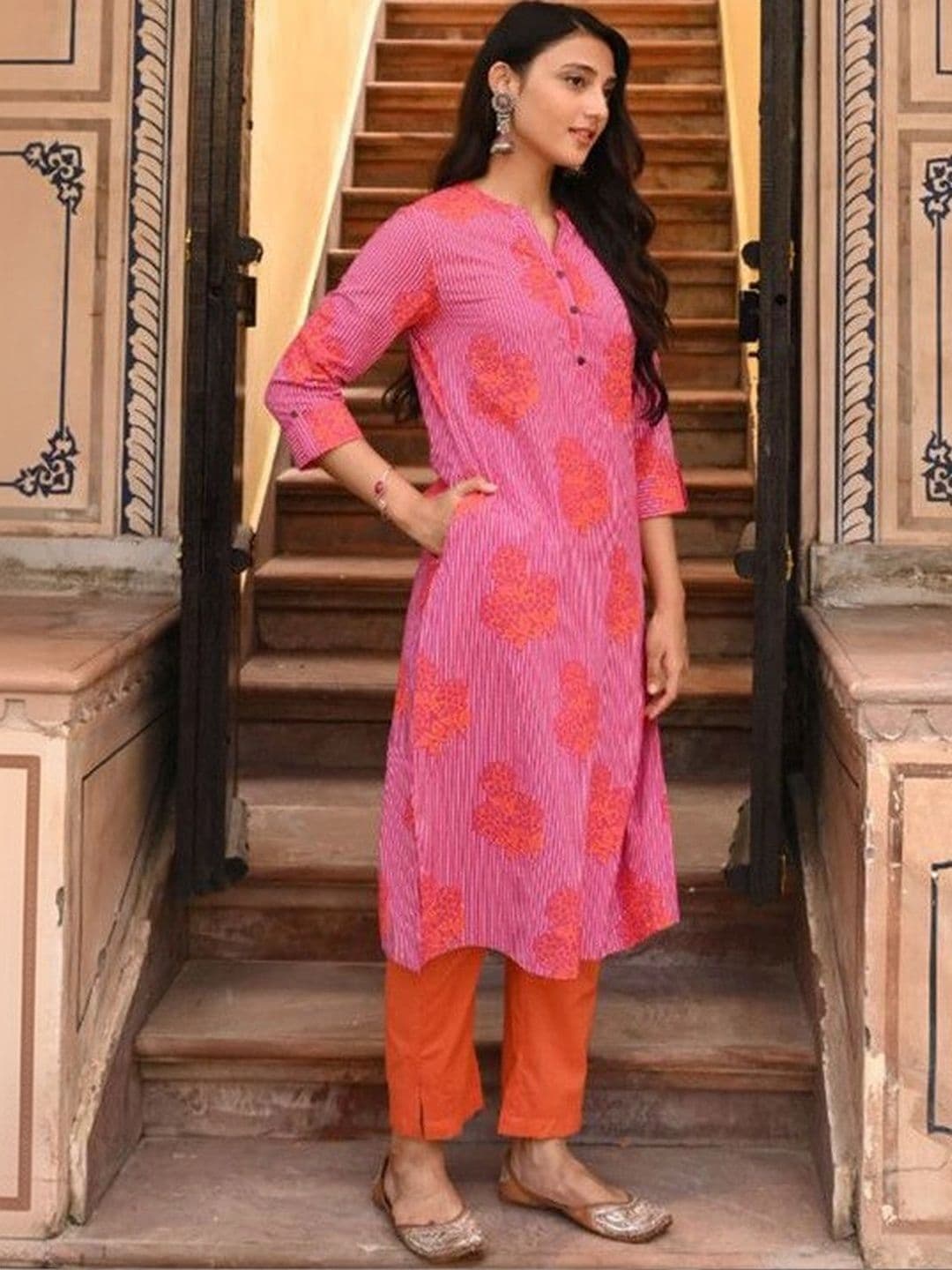 SAVI Women Ethnic Motifs Printed Regular Pure Cotton Kurta with Trousers thumbnail 4