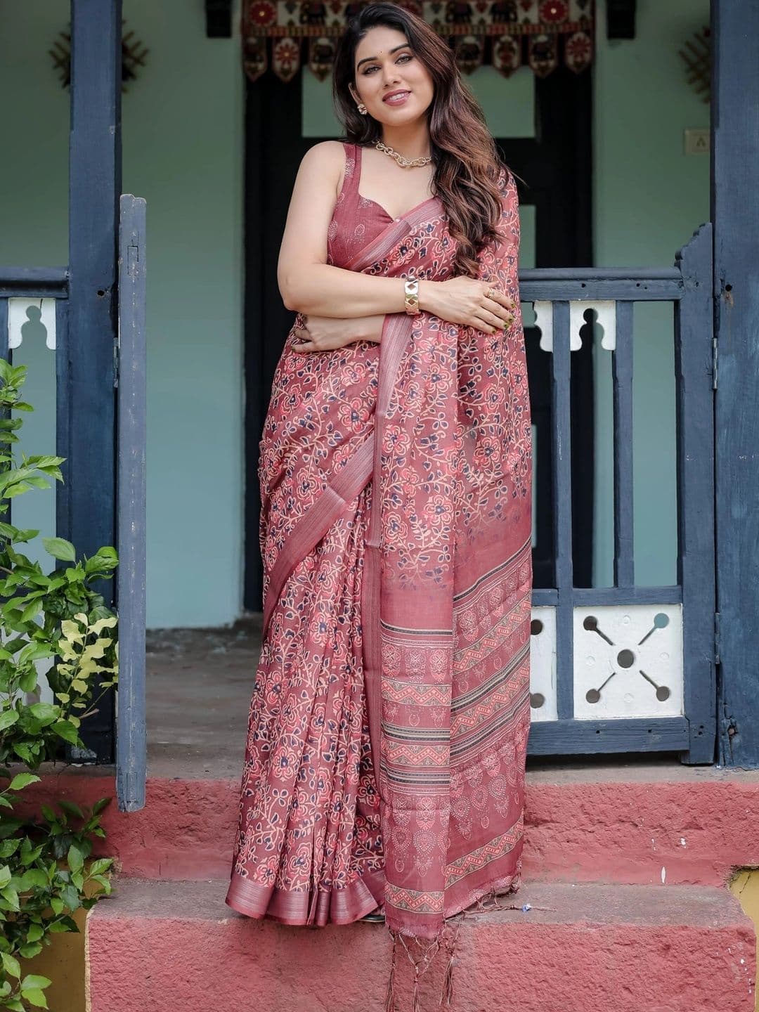 HOUSE OF PRANSHI Floral Linen Blend Jamdani Saree thumbnail 4